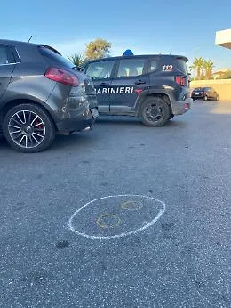 Gela, spara davanti ai carabinieri all'uomo che ha sfregiato la sorella dopo una rissa