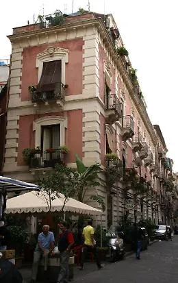 Catania, "patto" anti-covid per via Gemmellaro: varchi all'ingresso