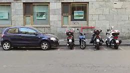 Catania: via Puccini, parcheggio moto invaso dalle auto