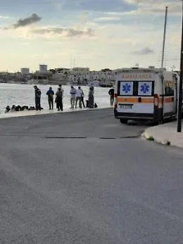 Migranti, in 22 arrivano fino al porto con un piccolo motore
