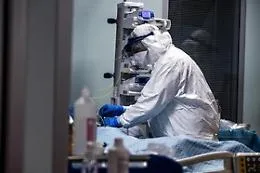 Covid, medici in allarme: &laquo;In Sicilia scenario da guerra, servono ospedali da campo&raquo;