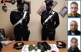 Patern&ograve;, spacciatori tentano fuga sui tetti: bloccati con un sacco di marijuana