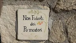 Agira, mette piastrelle artistiche sui muri per abbellire il quartiere: denunciata