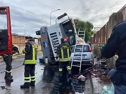 Gela, cisterna sopra un'autovettura:
miracolati i due occupanti dei veicoli
