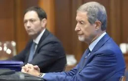 Arriva la mozione anti-Razza: ma &ldquo;papa&rdquo; Nello salver&agrave; Ruggero. Ecco a quale prezzo