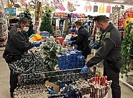 Belpasso, luminarie natalizie non sicure in un negozio cinese