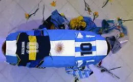Selfie con il cadavere di Maradona: causa contro impiegati pompe funebri