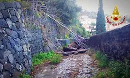 Acireale, cadono massi dalla timpa  e finiscono su via Tocco