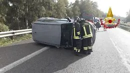 Acireale, incidente lungo la A18: auto si ribalta, bimba in stato di choc