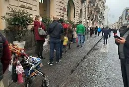 Il maltempo frena lo shopping, ma c'&egrave; ancora troppa gente in giro: &laquo;Cos&igrave; vanificheremo tutto&raquo;
