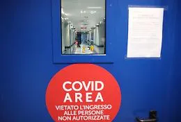 Catania, picchiano un medico ed entrano nel reparto Covid per far visita a un parente