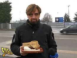 Papu Gomez rompe il Tapiro d'Oro in mille pezzi
