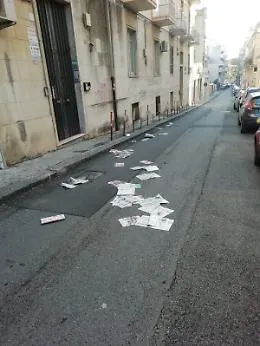 Catania: dopo ogni volantinaggio...incuria, vento, maleducazione