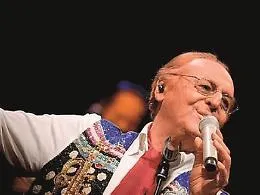 Renzo Arbore in piazza Libert&agrave; a Ragusa con l&rsquo;Orchestra italiana
