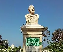 "Pirata assassino", scritta ricompare sotto busto Garibaldi a Marsala