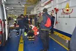Messina, incidente sul lavoro, cinque operai cadono nella cisterna di una nave: tre morti