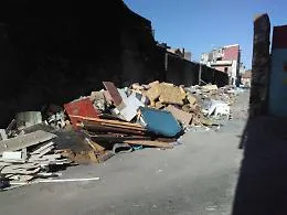 Una montagna di rifiuti abbandonati in via Cotone a Catania
