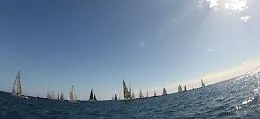 Velisti salutano Sant'Agata dal mare