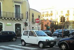 Auto, probabilmente rubata, lasciata in piazza Cavour: nessuno la cerca?
