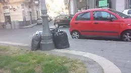 Catania, piazza Iolanda: stessi rifiuti, stessa indifferenza da parte dell'amministrazione