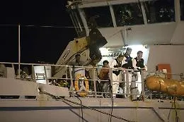 Pozzallo, scesi dalle  navi i migranti
Conte esulta: &laquo;E' sbarco in Europa&raquo;