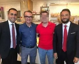 Mafia, nel bar del boss a Palermo 
uno "scatto" di Cancelleri e Di Maio