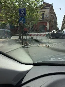 Catania, via di Sangiuliano: tombino transennato da oltre tre settimane