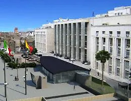 Palermo, cadendo da scala finisce su un tavolo di vetro e si trancia una vena: morto operaio 58enne
