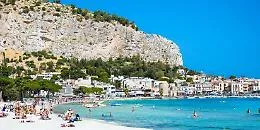 Mondello, choc anafilattico e infarto mentre fa il bagno: la salva il 118