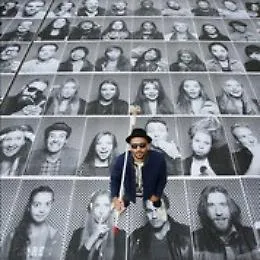 "Restiamo umani" il messaggio, in foto, lanciato dall'artista JR