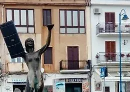 Cestino rifiuti infilato al braccio della Sirenetta a Mondello