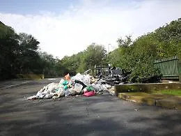 Catania, San Giorgio: ingresso delle aree condominiali ostruito dai rifiuti