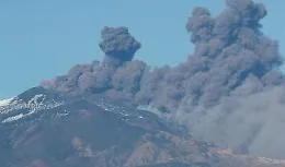 Eruzione dell'Etna, voli a singhiozzo: riaperto settore dello spazio aereo