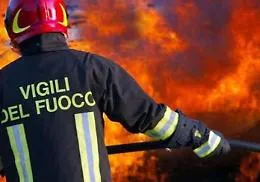 Notte difficile a Petraro: bobcat carbonizzato, porticato e Passat gravemente danneggiati