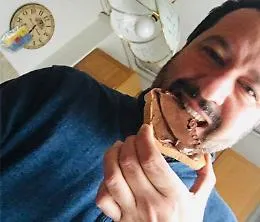 Salvini su Fb con pane e Nutella, il Pd: &laquo;Chieda scusa ai siciliani&raquo;