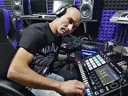 Un dj di Grammichele con la sua mano bionica fa ballare tutta l'Italia