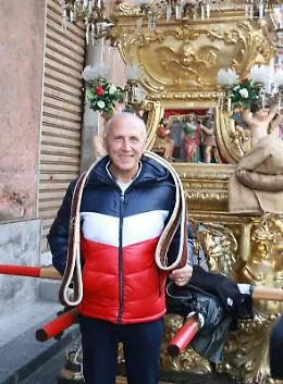 Sant'Agata, la candelora dei Pizzicagnoli a Cibali: e nell'equipaggio spunta Gianni Bella