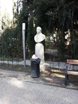 Catania, Villa Bellini: il busto del Principe di Biscari "omaggiato" con una pattumiera