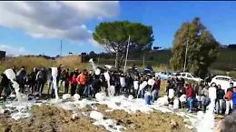 Scorre latte vicino all&rsquo;Outlet Village, allevatori ne sversano 2.000 litri...