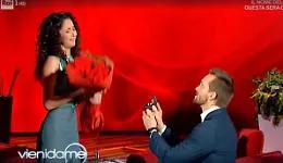 Vera Santagata..."Vieni da me" e per la prof de "L' Eredit&agrave;" sbocciano i fiori d'arancio