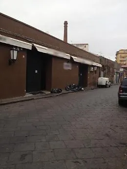 Catania, Via Simeto: rifiuti dopo una notte di bagordi, ma chi pulir&agrave; mai?