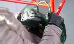 Catania, tenta borseggio a passeggera addormentata sul bus: scoperto e arrestato