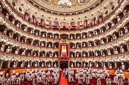 Festa Federcuochi al Bellini: teatro "invaso" da centinaia di berrette bianche