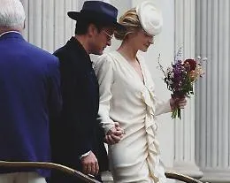 Jude Law sposo a Londra con occhiali e cappello