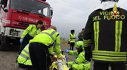 Catania, operaio cade dentro una vasca