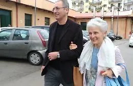Ritorna in cattedra la prof sospesa
e i suoi alunni le regalano una rosa per ogni giorno di assenza forzata...