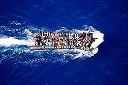 La Sea Watch avvista gommone con 80 migranti e chiede intervento Marina