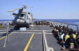Migranti soccorsi dalla Marina: giallo su bimba morta ed &egrave; polemica sui ritardi