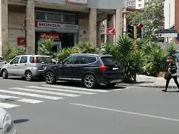 Catania: incivile sulle strisce pedonali