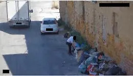 Abbandonavano i rifiuti e fuggivano: 22 denunciati a Porto Empedocle